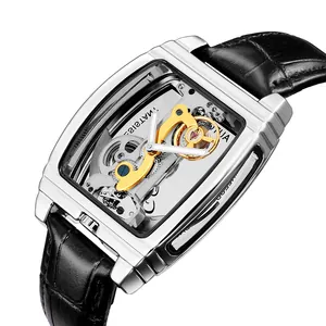 Détail d'une montre squelette automatique pour homme avec boîtier rectangulaire argenté.