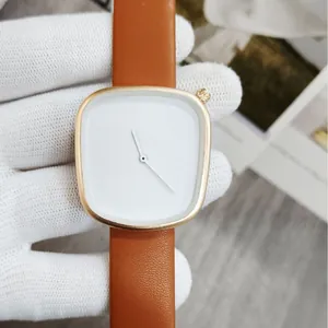 Minimalistische quadratische Quarzuhr mit goldener Kieselform und braunem Lederband.