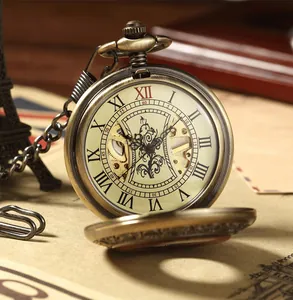 Détail macro d'une montre à gousset mécanique vintage avec finition bronze et chiffres romains