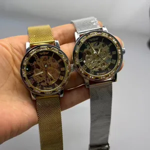 Paire de montres mécaniques Winner pour hommes avec lunette en strass et bracelet maille