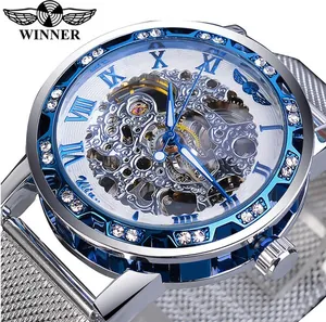Gros plan de la montre mécanique Winner avec cadran bleu et lunette en strass brillant.