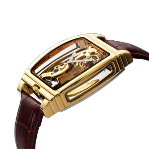 Gros plan macro d'une montre mécanique squelette en or avec détails du mouvement