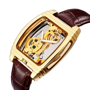 Gros plan montre mécanique automatique squelette dorée et bracelet cuir brun
