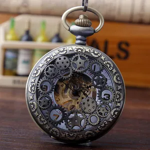 Κοντινή λεπτομέρεια ενός vintage steampunk μηχανικού ρολογιού τσέπης με καπάκι γραναζιών.
