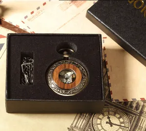 Vue détaillée d'une montre de poche mécanique vintage avec insert bois en coffret cadeau.