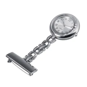 Gedetailleerd zilveren quartz verpleegstershorloge met brochesluiting en strass