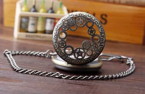 Λεπτομέρεια vintage steampunk ρολόι τσέπης με καπάκι γραναζιών και αλυσίδα.
