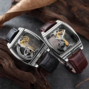 Gros plan sur deux montres mécaniques automatiques avec cadrans squelettes carrés et cuir chic