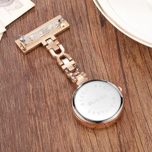 Vue arrière détaillée d'une montre de poche pour infirmière en or rose avec épingle