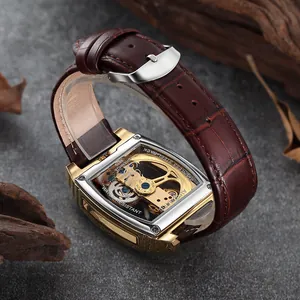 Vue détaillée du mouvement automatique de luxe avec bracelet en cuir brun élégant