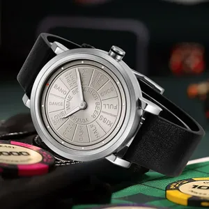 Gros plan de montre à quartz pour hommes avec cadran thématique jeu et bracelet noir