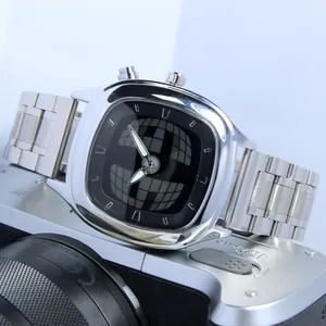 Κοντινό πλάνο ενός ασημί ρολογιού quartz Y2K στυλ πάνω σε μια ασημί ρετρό κάμερα.
