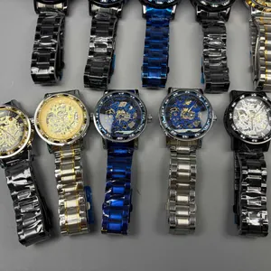 Détail macro des montres mécaniques Winner pour hommes avec des lunettes en strass