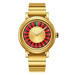 Détail d'une montre à quartz dorée de luxe avec un cadran créatif en forme de roulette.