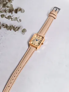 Detail van het rechthoekige LUCKY FOX vintage dameshorloge met beige leren band