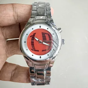 Ανδρικό ρολόι χαλαζία Millennium retro Y2K με ασημί μεταλλικό μπρασελέ και πορτοκαλί λογότυπο
