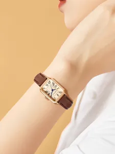 Detailopname van de LUCKY FOX vintage rechthoekige gouden dameshorloge