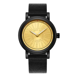 Vue détaillée d'une montre à quartz noire avec un cadran rotatif doré au design unique