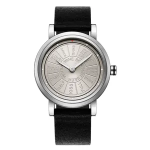 Vue détaillée d'une montre à quartz pour homme avec un cadran rotatif au design unique