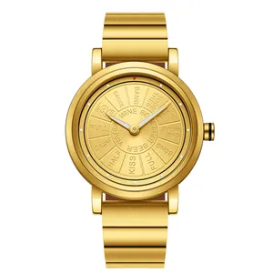 Vue détaillée d'une montre à quartz dorée avec cadran de jeu social unique.
