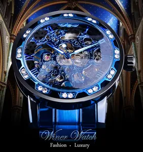 Vue macro d'une montre mécanique manuelle bleue à squelette avec lunette en strass