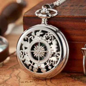 Klassische Vintage Silber Klapp-Kompass-Taschenuhr mit Kette auf antikem Kartenhintergrund
