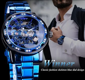 Gros plan détaillé de la montre mécanique squelette Winner pour homme avec strass bleus