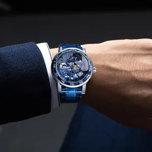 Gros plan de la montre mécanique manuelle Winner pour hommes avec bracelet bleu