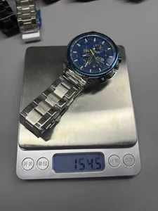 Montre mécanique automatique Forsining pour hommes pesant 154,5 g sur balance digitale