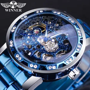 Détail d'une montre mécanique squelette Winner pour homme avec lunette en strass bleus