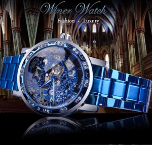 Détail de la montre squelette bleue Winner avec strass dans un décor de cathédrale