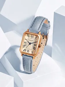 Detailopname van vintage rechthoekig roségouden dameshorloge met blauwe leren band