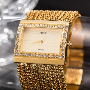 Detalle macro de un reloj de lujo dorado para mujer con pedrería y pulsera de cuentas