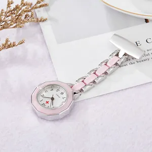 Gros plan sur une montre de poche d'infirmière rose octogonale à quartz