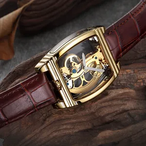 Vue macro détaillée d'une montre mécanique automatique carrée de luxe pour hommes en or