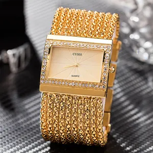 Detalle macro de elegante reloj de mujer cuadrado dorado con bisel de strass y pulsera de cuentas