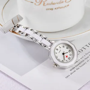 Détail de la montre infirmière blanche avec mouvement à quartz et emblème croix rouge