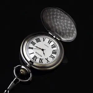 Detailansicht einer Vintage-Taschenuhr aus Bronze mit römischen Ziffern für Väter.