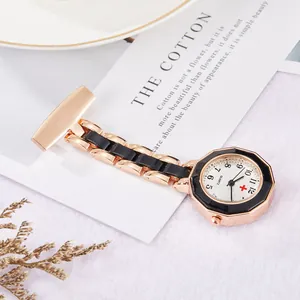Montre d'infirmière élégante en or rose et noir avec un cadran octogonal médical blanc chic