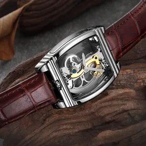 Détail macro d'une montre automatique squelette avec mouvement à pont et bracelet en cuir brun
