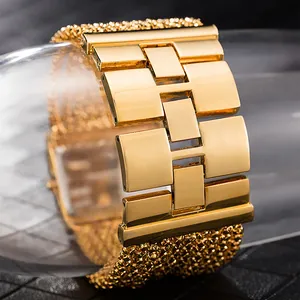 Primer plano de la correa de malla dorada y eslabones para reloj de moda de mujer de lujo