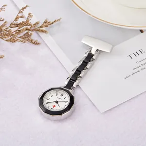 Gros plan de la montre infirmière avec lunette noire octogonale et chaîne