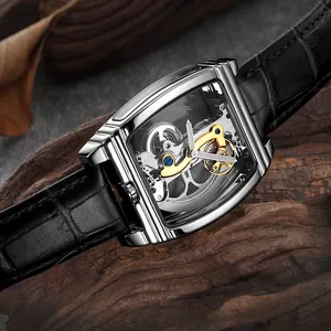 Gros plan d'une montre squelette mécanique automatique pour hommes, boîtier argenté