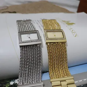 Vista detallada de relojes cuadrados de strass para mujer en oro y plata con cadena