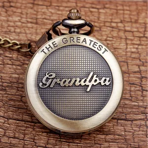 Detailansicht der Gravur 'THE GREATEST Grandpa' auf einer Vintage Bronze Taschenuhr