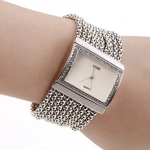 Reloj de moda para mujer con esfera cuadrada y pulsera de varios hilos con cristales.