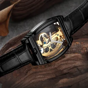 Gros plan d'une montre automatique squelette noire carrée pour hommes avec engrenages dorés