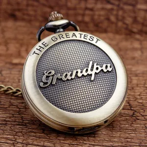 Nahaufnahme der Retro-Taschenuhr mit „The Greatest Grandpa“-Gravur auf Bronzedeckel.