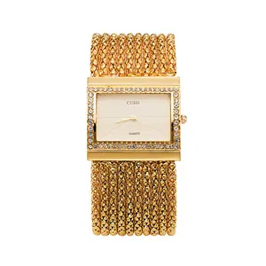 Vista detallada de reloj dorado cuadrado para mujer con cristales y pulsera de perlas