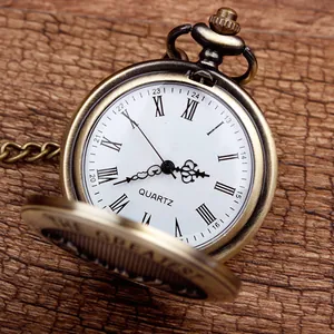 Antike Bronze-Taschenuhr mit römischen Ziffern und Quarzwerk auf Holzgrundlage.